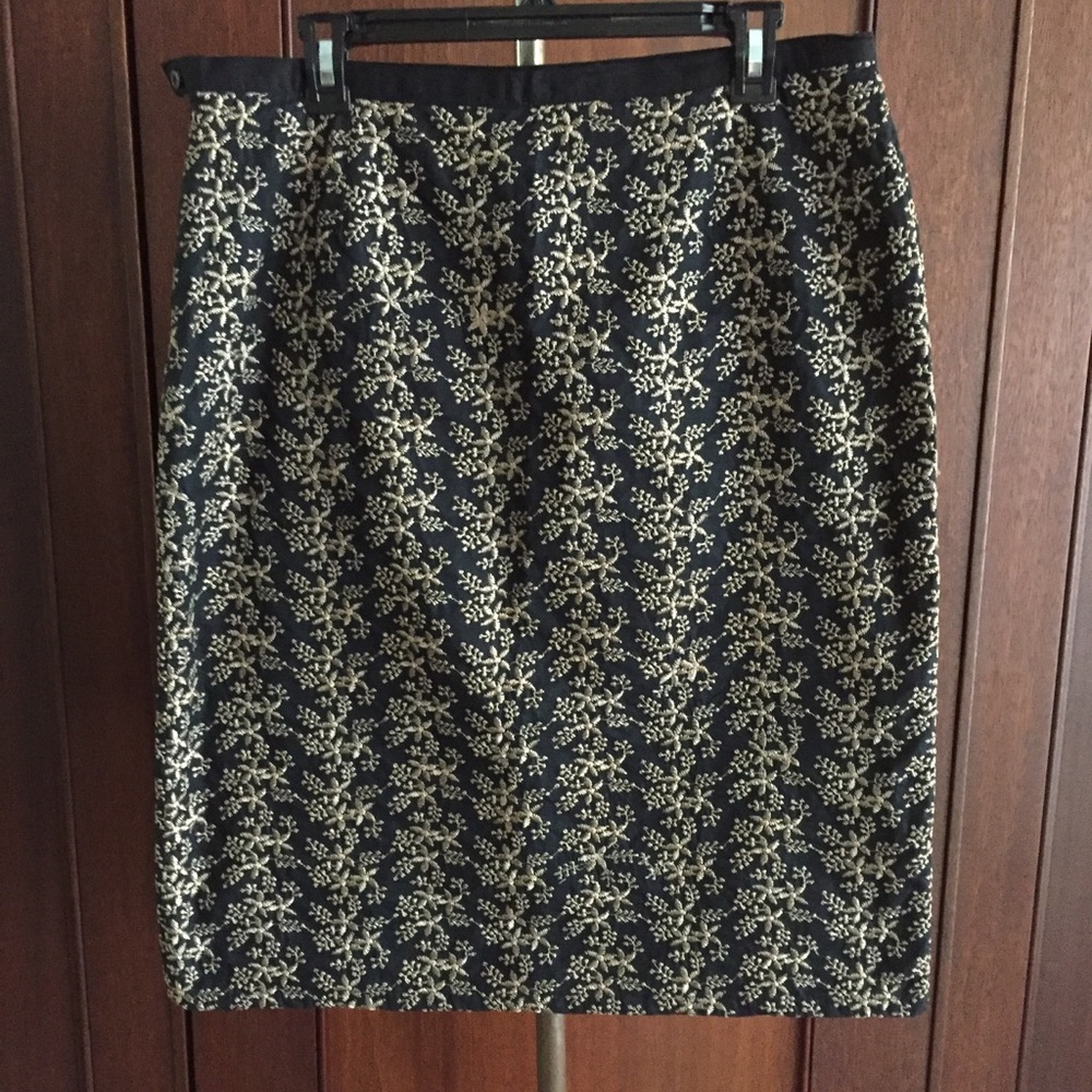 Embroidered pencil skirt